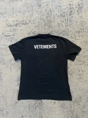Vetements - Staff Back Logo Tee M 21x28