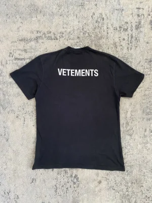 Vetements - Staff Back Logo Tee L 20.5x29