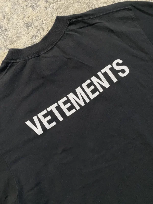 Vetements – Staff Back Logo TeeXS7